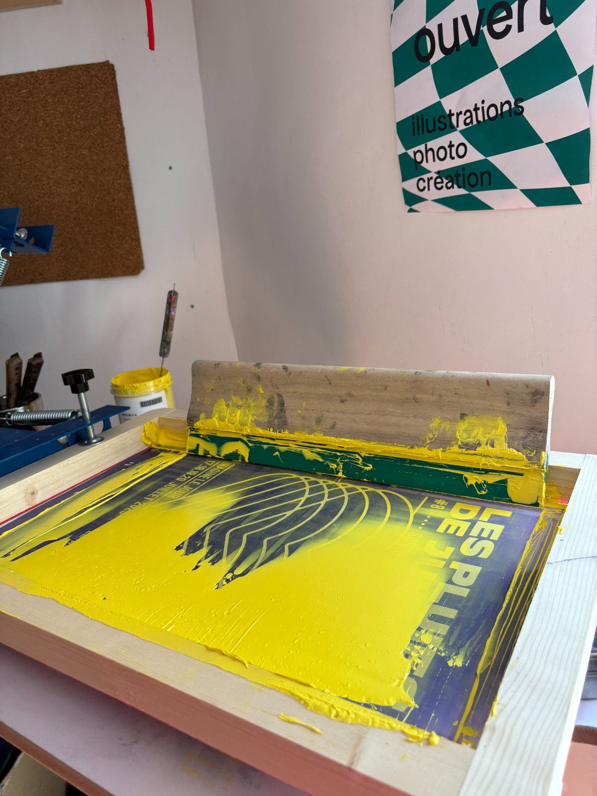 Encre jaune tirée au racloir sur un écran de sérigraphie