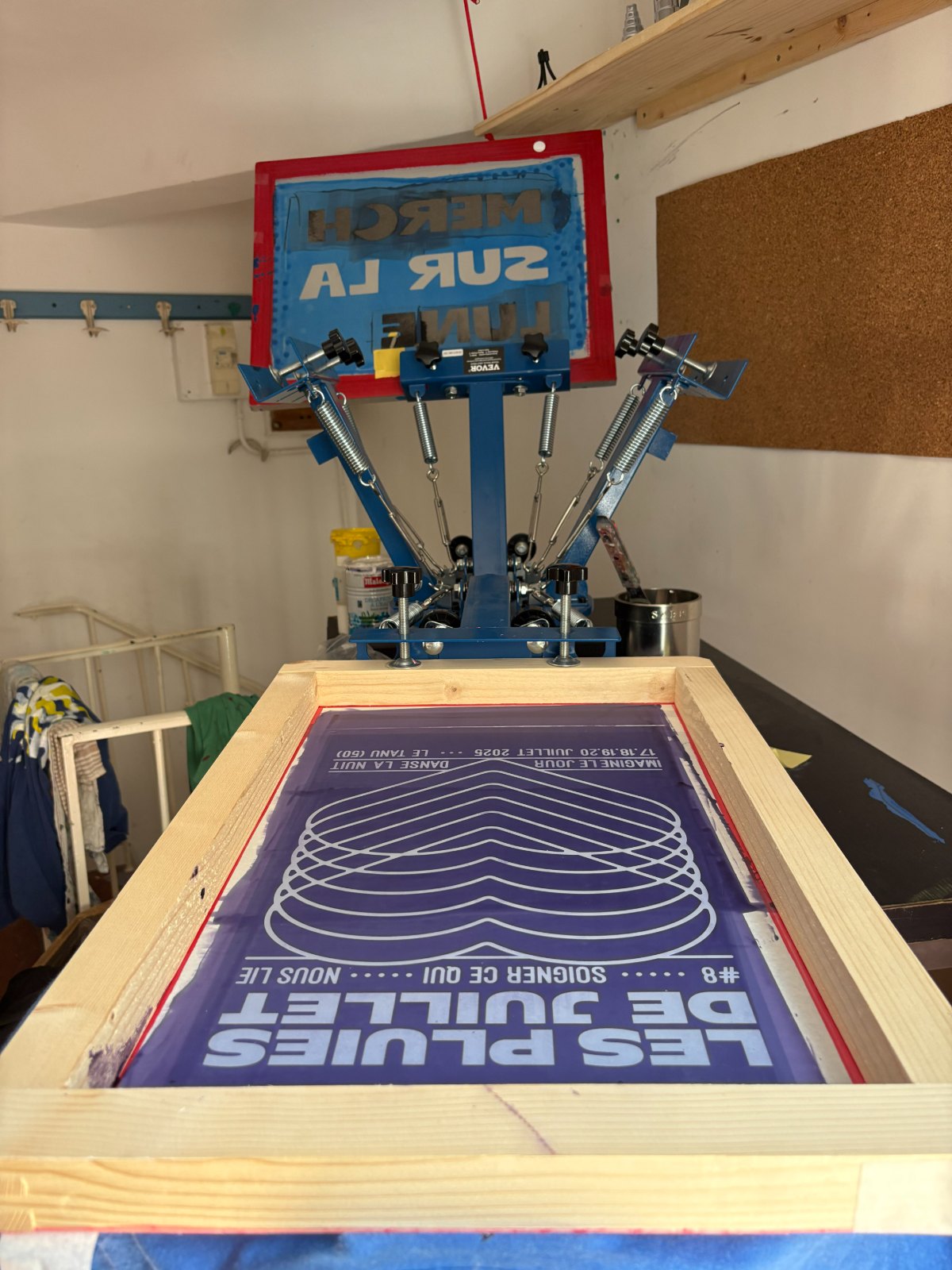 Presse de sérigraphie avec l'écran Merch sur la Lune à l'atelier