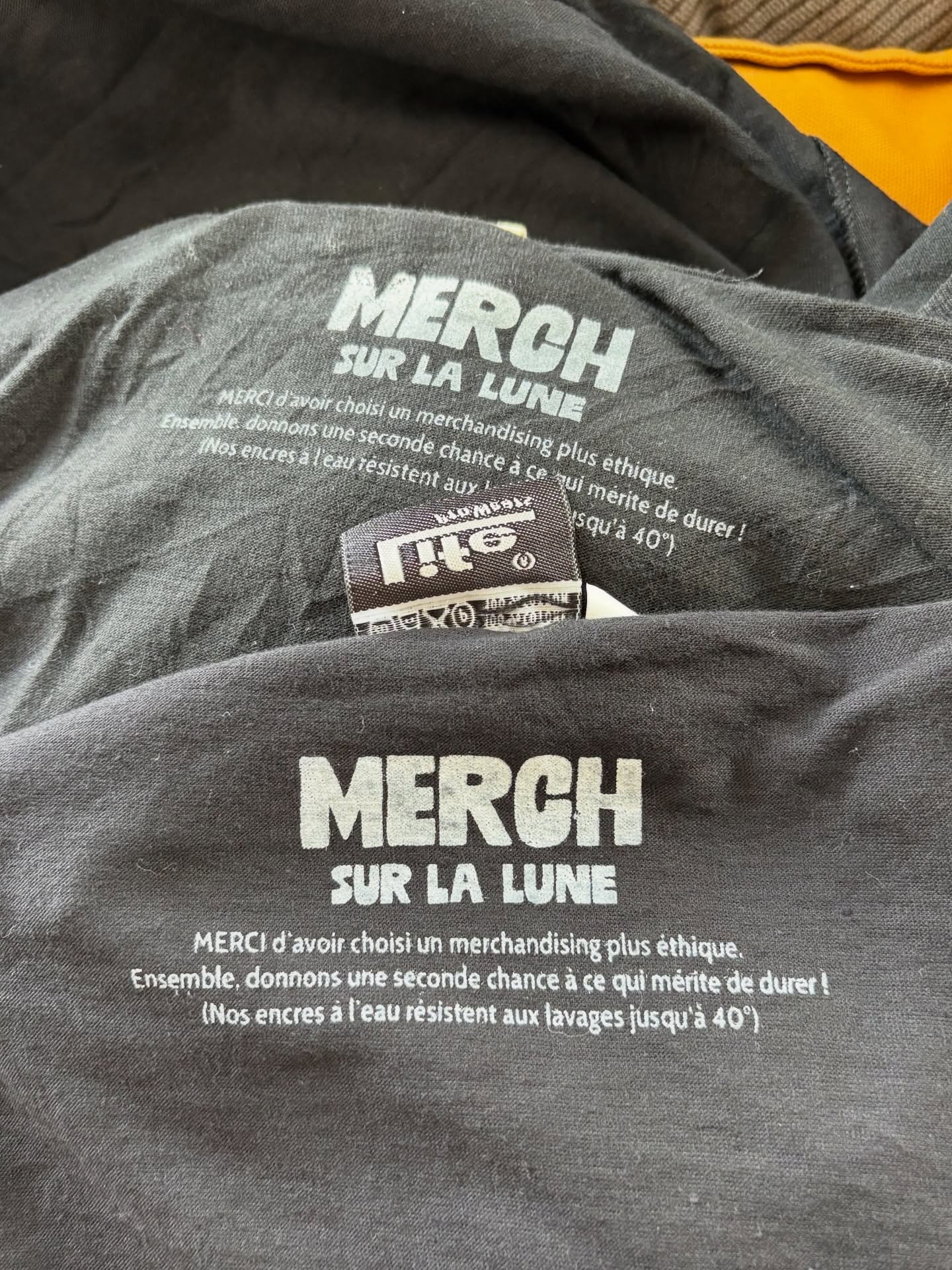 Étiquette imprimée Merch sur la Lune