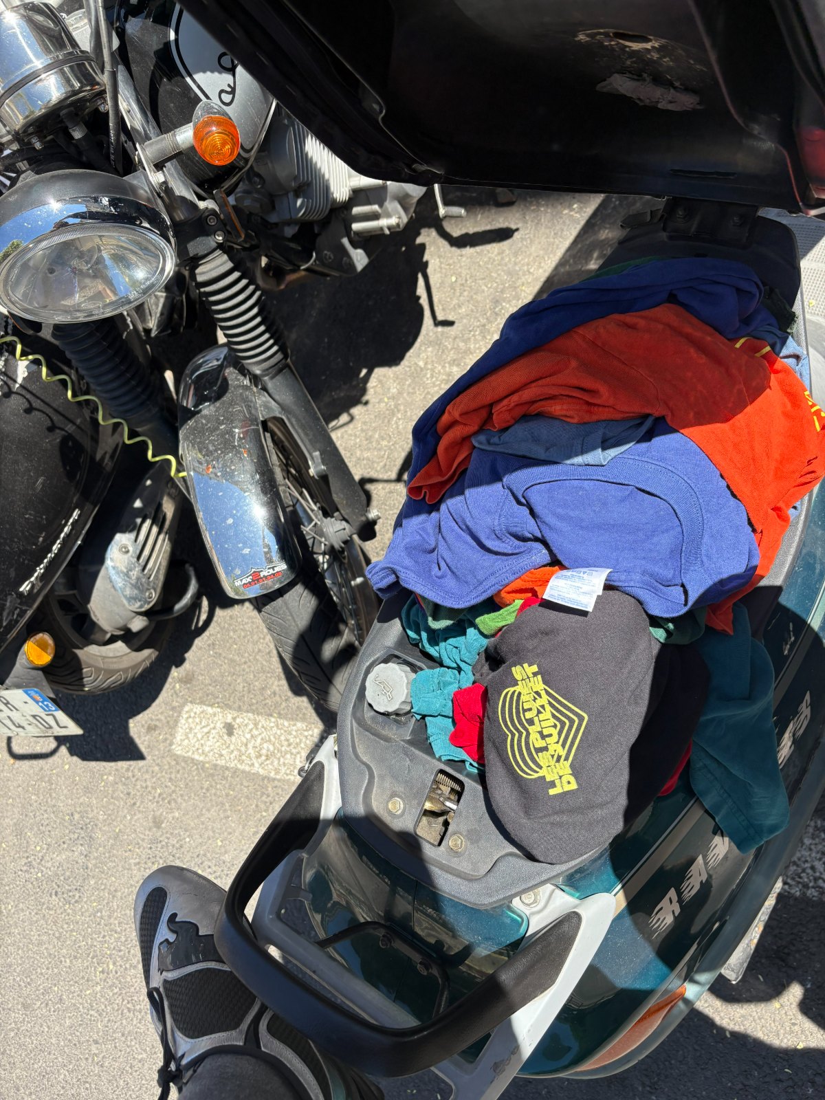 Commande de t-shirts livrée à scooter dans Marseille