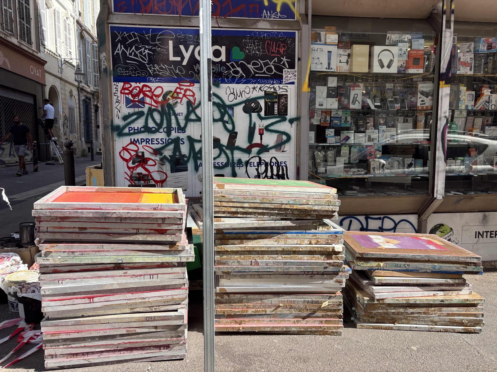 Piles d'écrans de sérigraphie dans une rue de Marseille